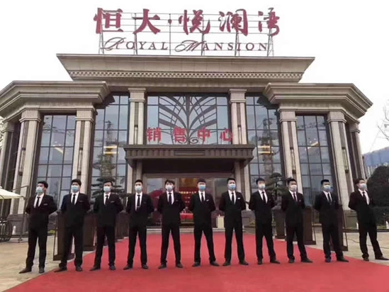 浦东高档小区内保安值班勇敌小偷，护住业主财物安全