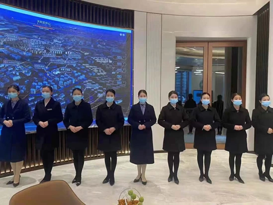 顶流小花赶赴上海做电影宣传，活动方雇8名高级保安“护花”