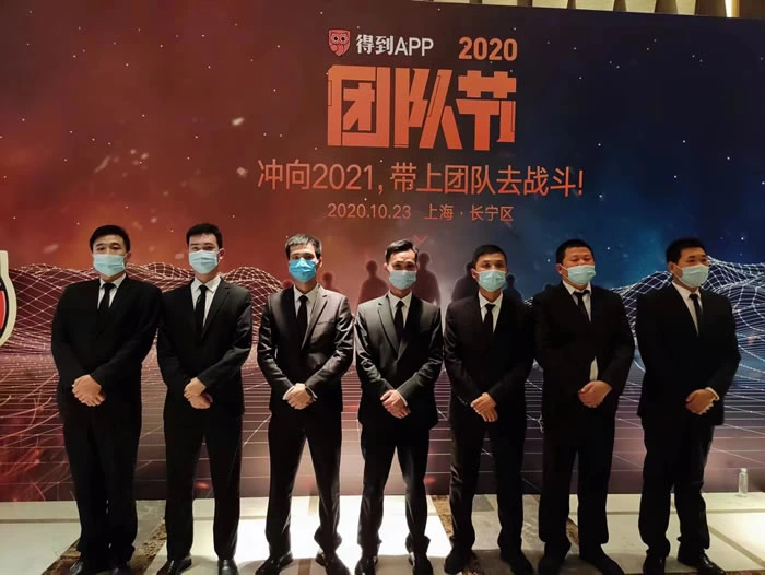 上海某小区专业保安勇救业主，夜晚博歹徒